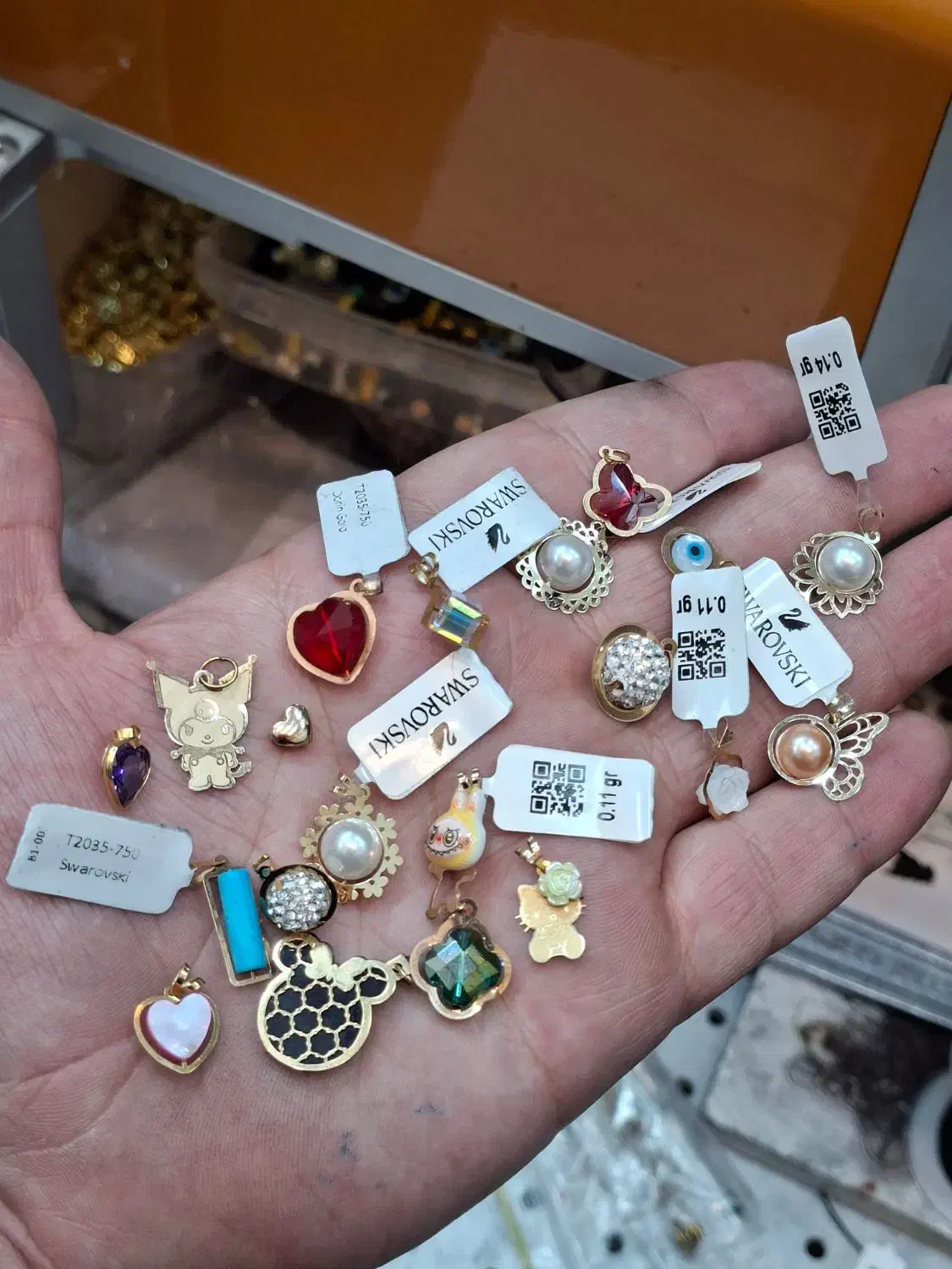 پلاک سبک یک نهصدی برای روز زن|جواهرات|شیراز, شاهچراغ|دیوار