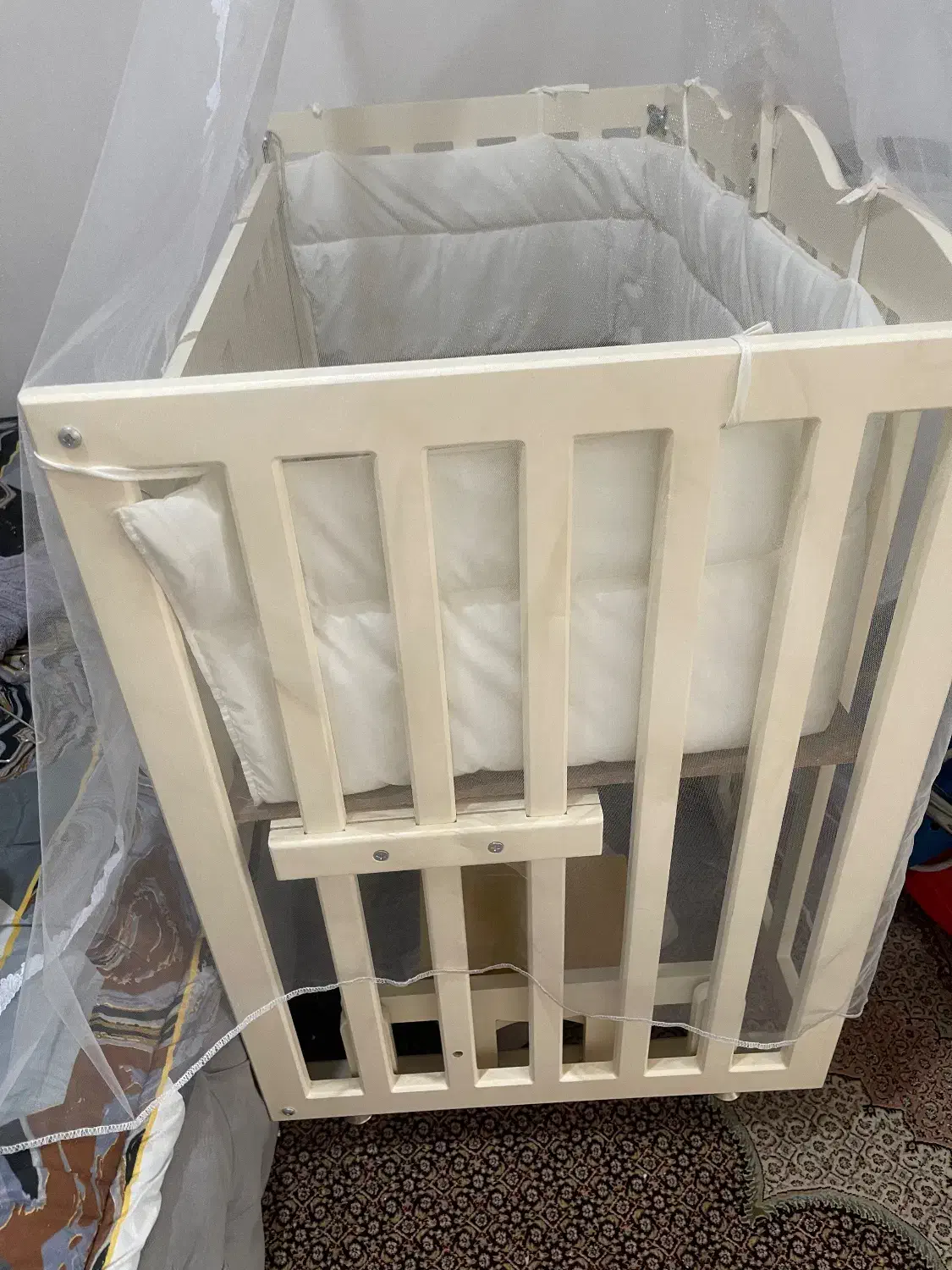 تخت کنار مادر|تخت و صندلی بچه|اسلام‌شهر, مسکن مهر اسلاشهر (شهرک امام خمینی)|دیوار