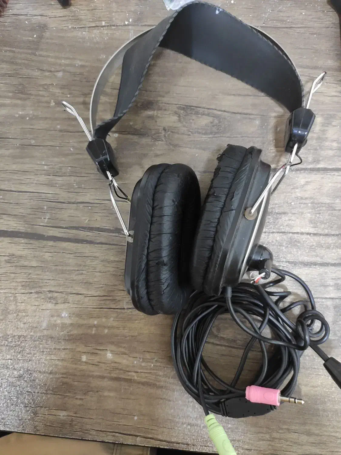 یک عدد هدفون سیمی|پخش‌کننده همراه|لار, |دیوار