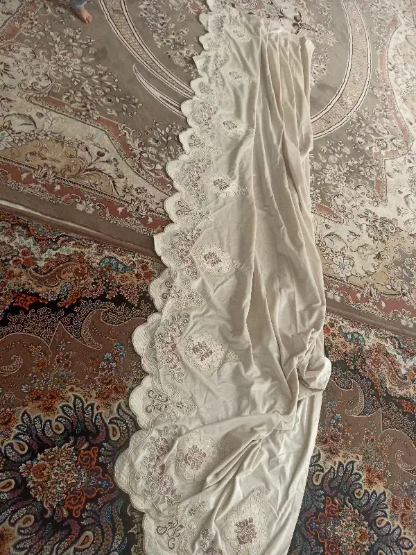 یه جفت یالان پرده  گلدوزی شده کرمی|پرده، رانر، رومیزی|نسیم‌شهر, |دیوار