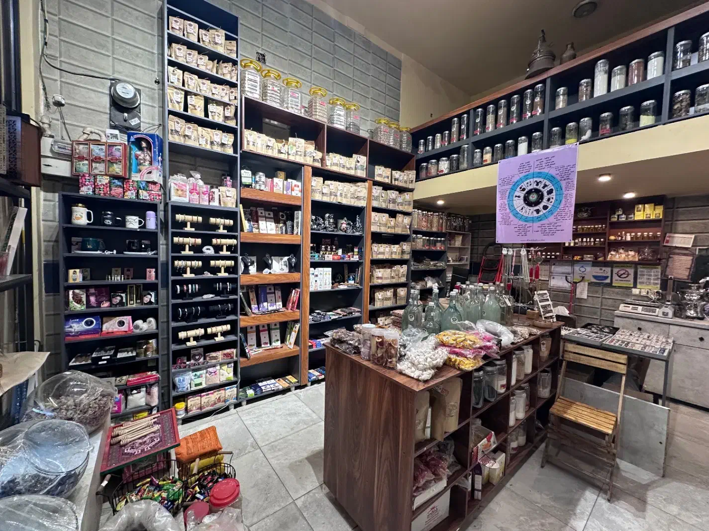 واگذاری عطاری شیک به همراه دکور و نورپرداری|اجارهٔ مغازه و غرفه|کاشان, حاج جمال|دیوار