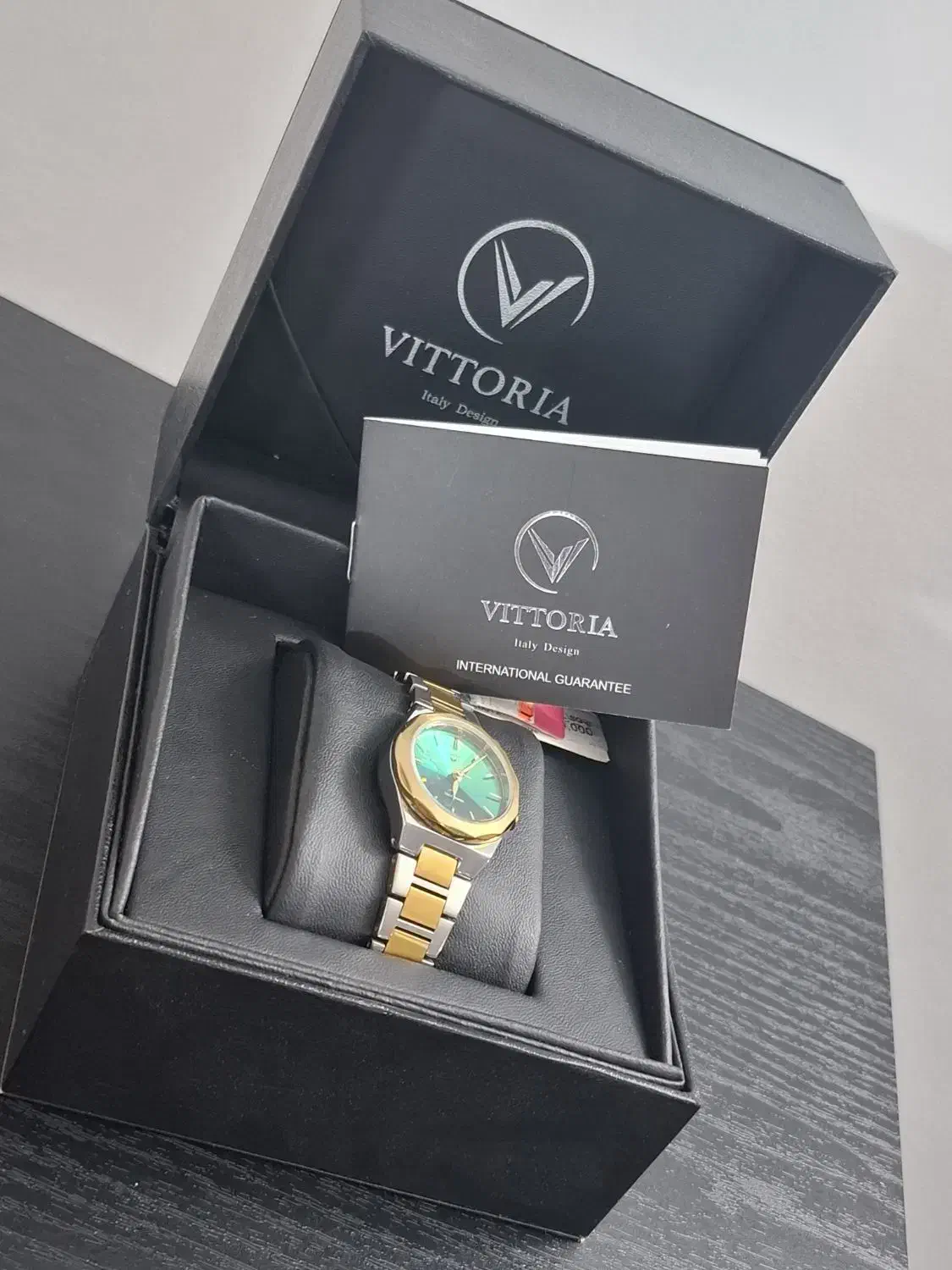 ساعت ویتوریا|ساعت|تهران, والفجر (افسریه)|دیوار