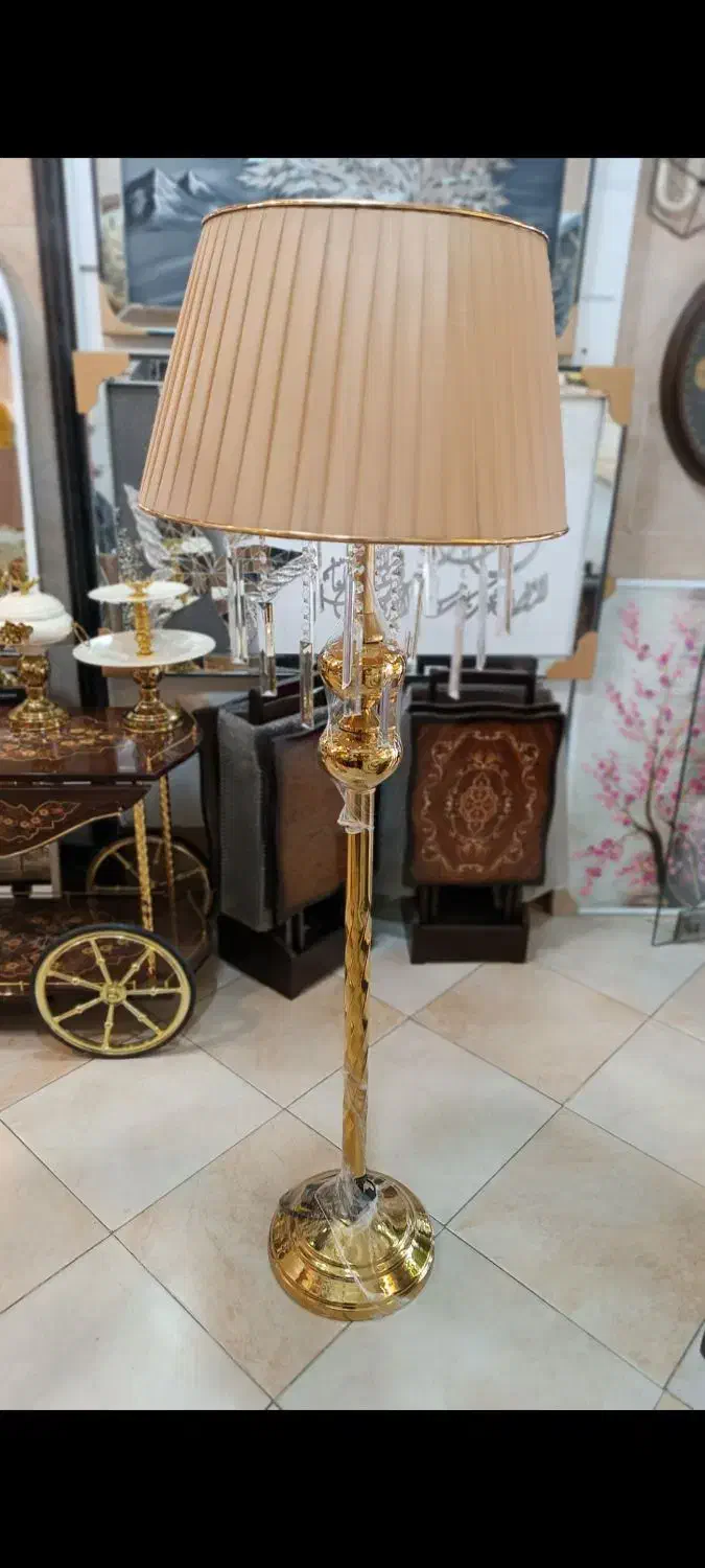 آباژور کنار سالنی فلزی|چراغ خواب و آباژور|هشتگرد, شهرک ولیعصر (مصلی)|دیوار