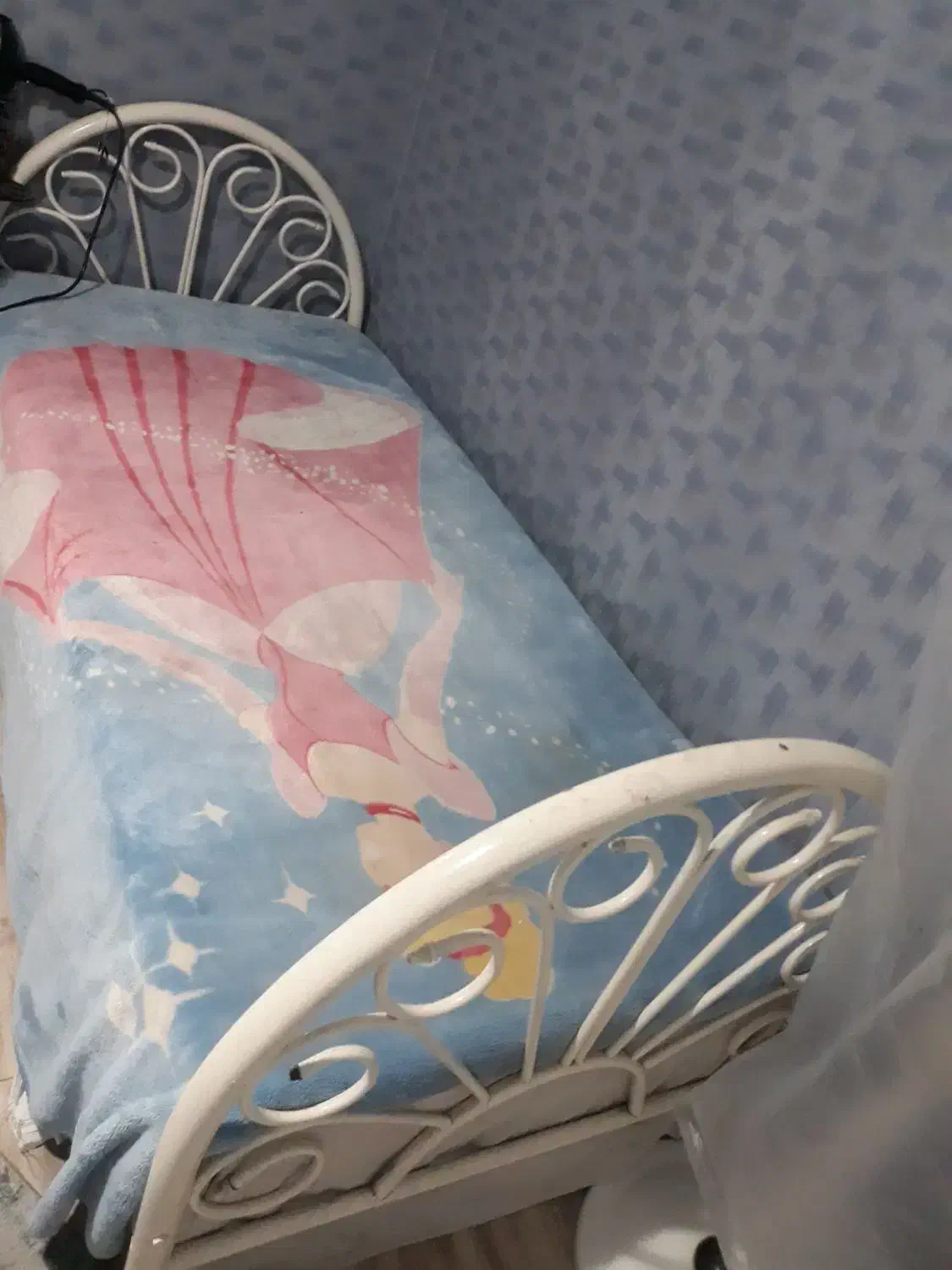 تخت یک نفره فرفوروژه بهمراه خوشخواب|تخت و سرویس خواب|رشت, باهنر|دیوار