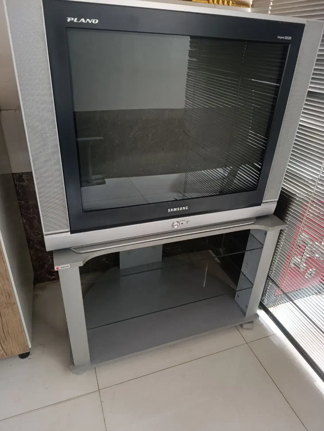 تلویزیون 29 اینچ سامسونگ با میز مخصوص|تلویزیون و پروژکتور|بستان آباد, |دیوار