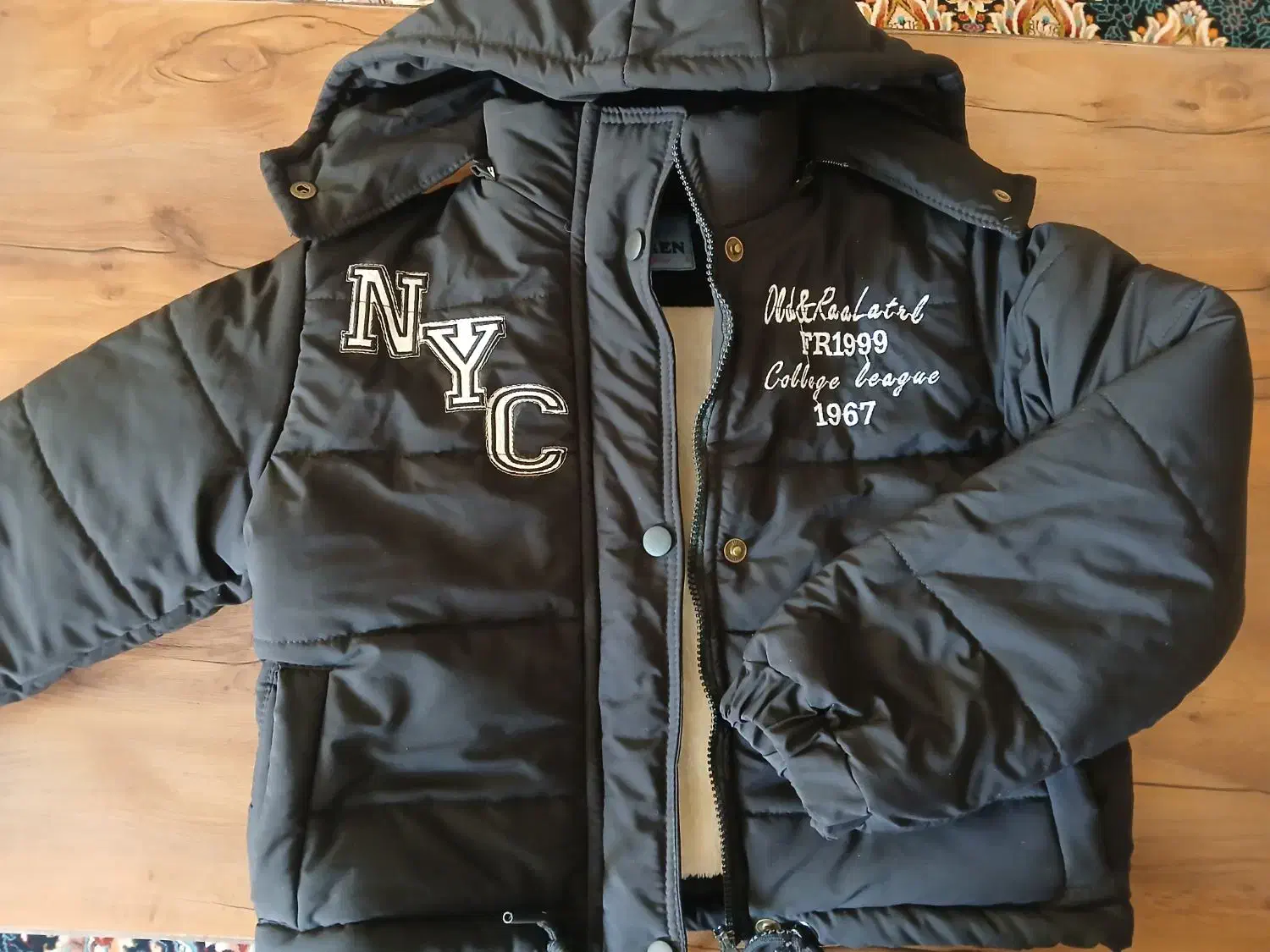 کاپشن|لباس|نیشابور, هفده شهریور|دیوار