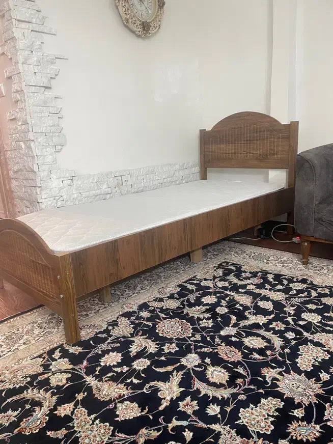 تخت یک نفر همراه با تشک و‌کفی کاملا نو|تخت و سرویس خواب|تهران, کیانشهر|دیوار