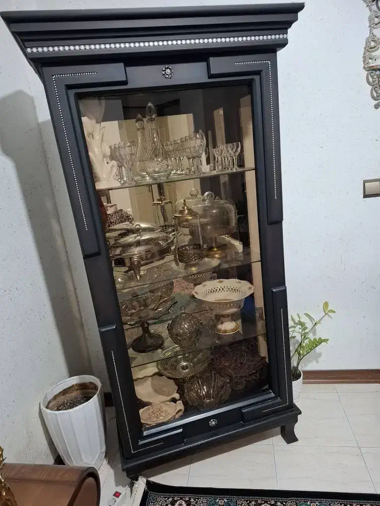 ویترین چراغ دار تمیز بخاطر جابه جای میفرشم|بوفه، ویترین، کنسول|بندر انزلی, معلم|دیوار