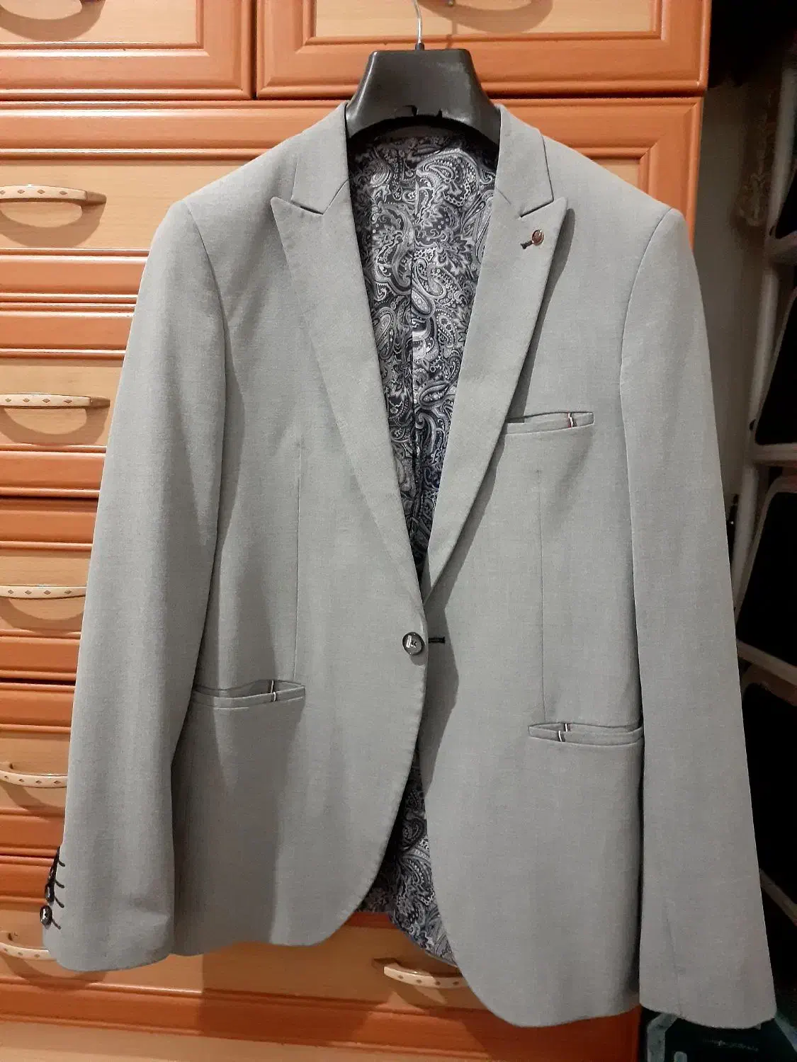 دو عدد کت|لباس|هرسین, |دیوار