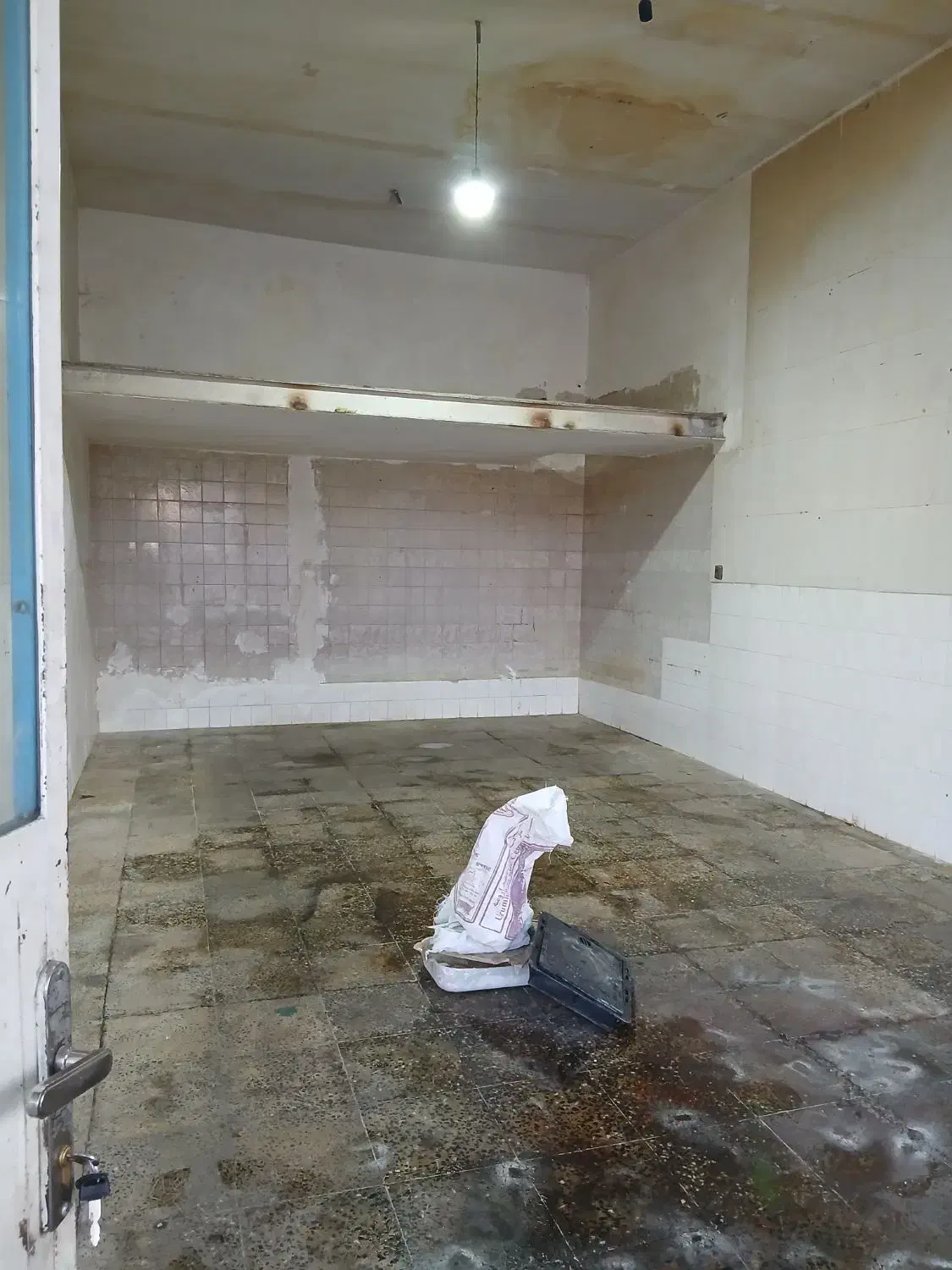 اجاره مغازه خیابان ساحلی جنب کبابی حیدر بابا|اجارهٔ مغازه و غرفه|شاهین دژ, |دیوار