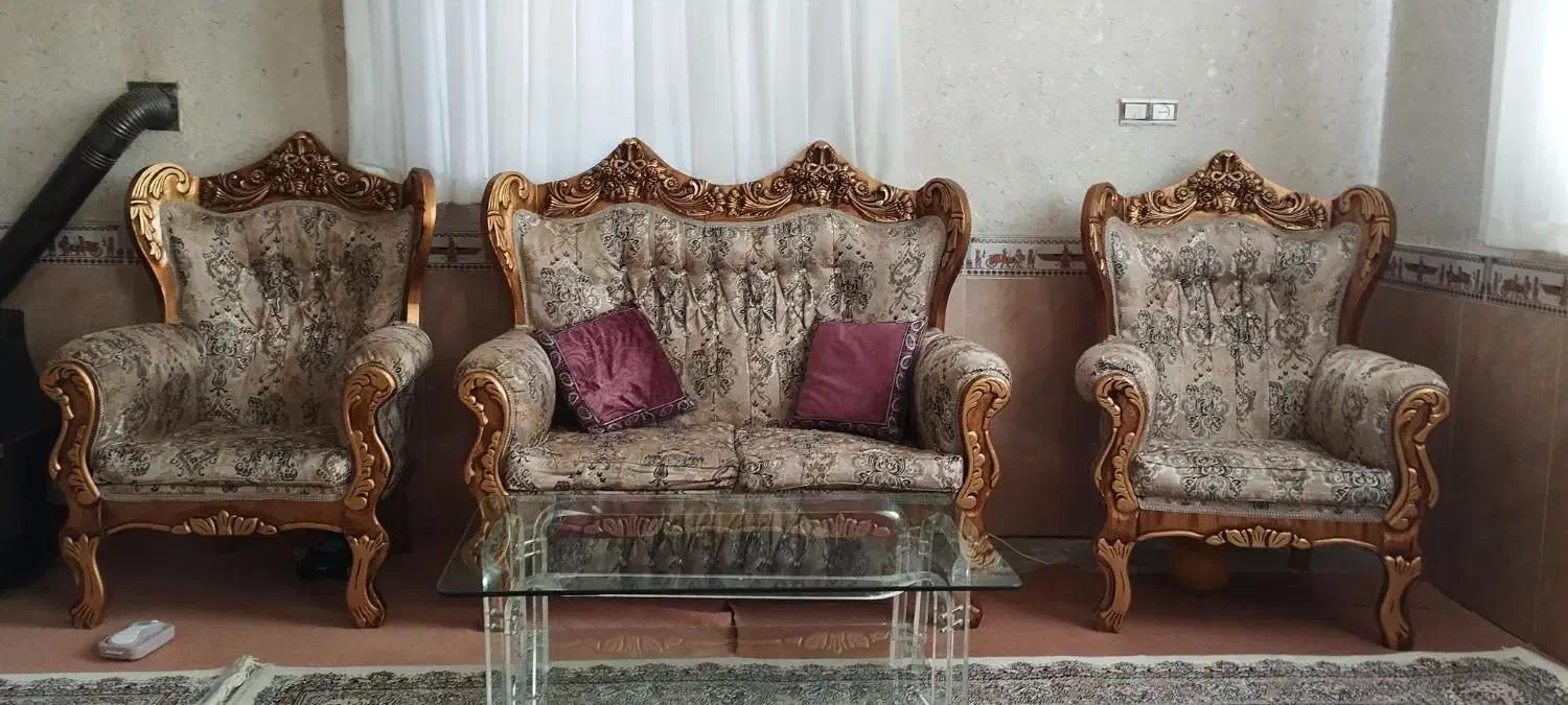 یک دست مبل سلطنتی ۷نفره همراه با کوسن ومیز عسلی|مبلمان خانگی و میز عسلی|کامیاران, |دیوار