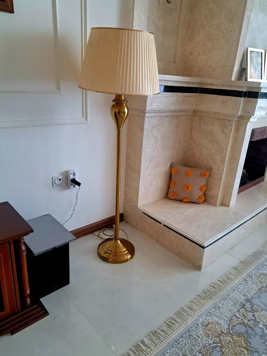 آباژور ایستاده کنارسالنی|چراغ خواب و آباژور|مشهد, امیر|دیوار