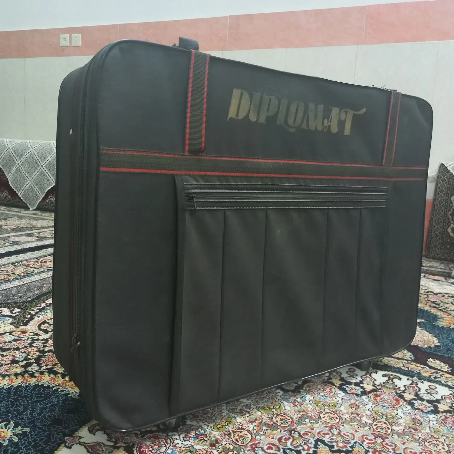 چمدان|کیف، کفش، کمربند|قم, چهل درخت‎|دیوار