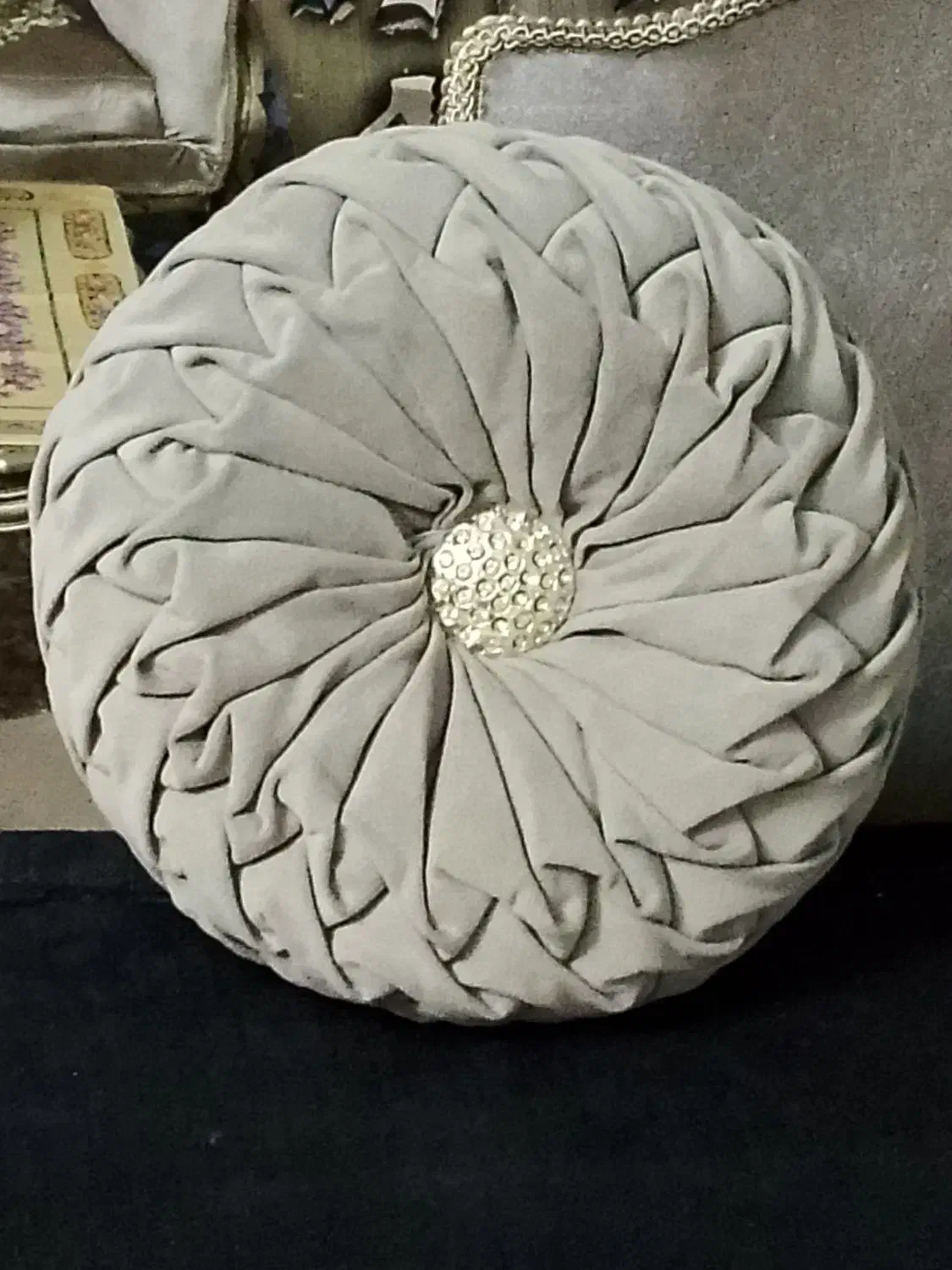 یک عدد نیمکت مبلی بادوعددکوسن زیباویک رخت اویز|صندلی و نیمکت|چمستان, |دیوار