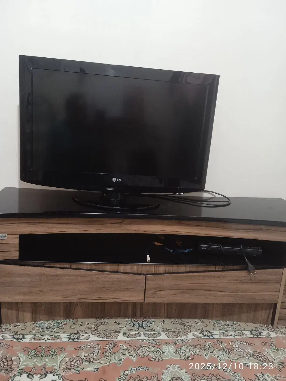 فروش ال سی دی 32اینچ و جلومبلی وعسلی|تلویزیون و پروژکتور|تهران, شهر زیبا|دیوار