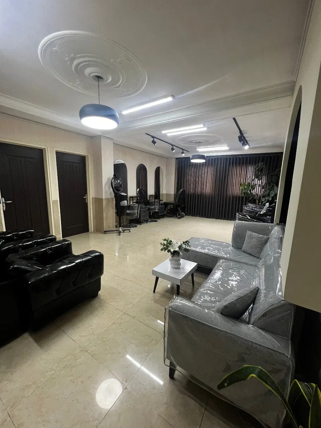 صندلی به لاین های زیبایی|خدمات آرایشگری و زیبایی|رشت, نیکمرام|دیوار