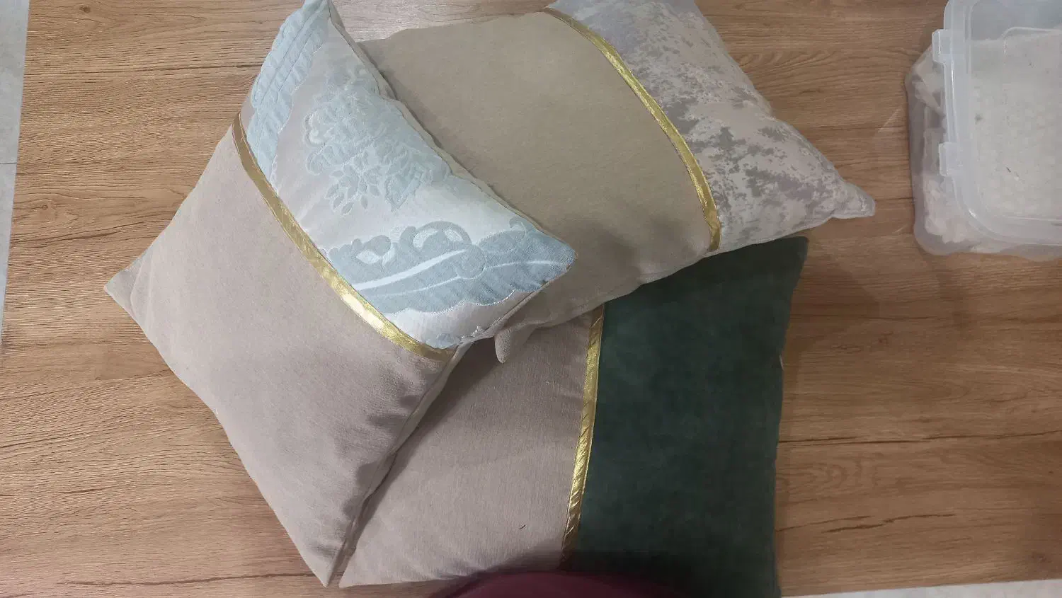 کوسن  یشمی وقرمز|حراج|تهران, جمال‌زاده|دیوار