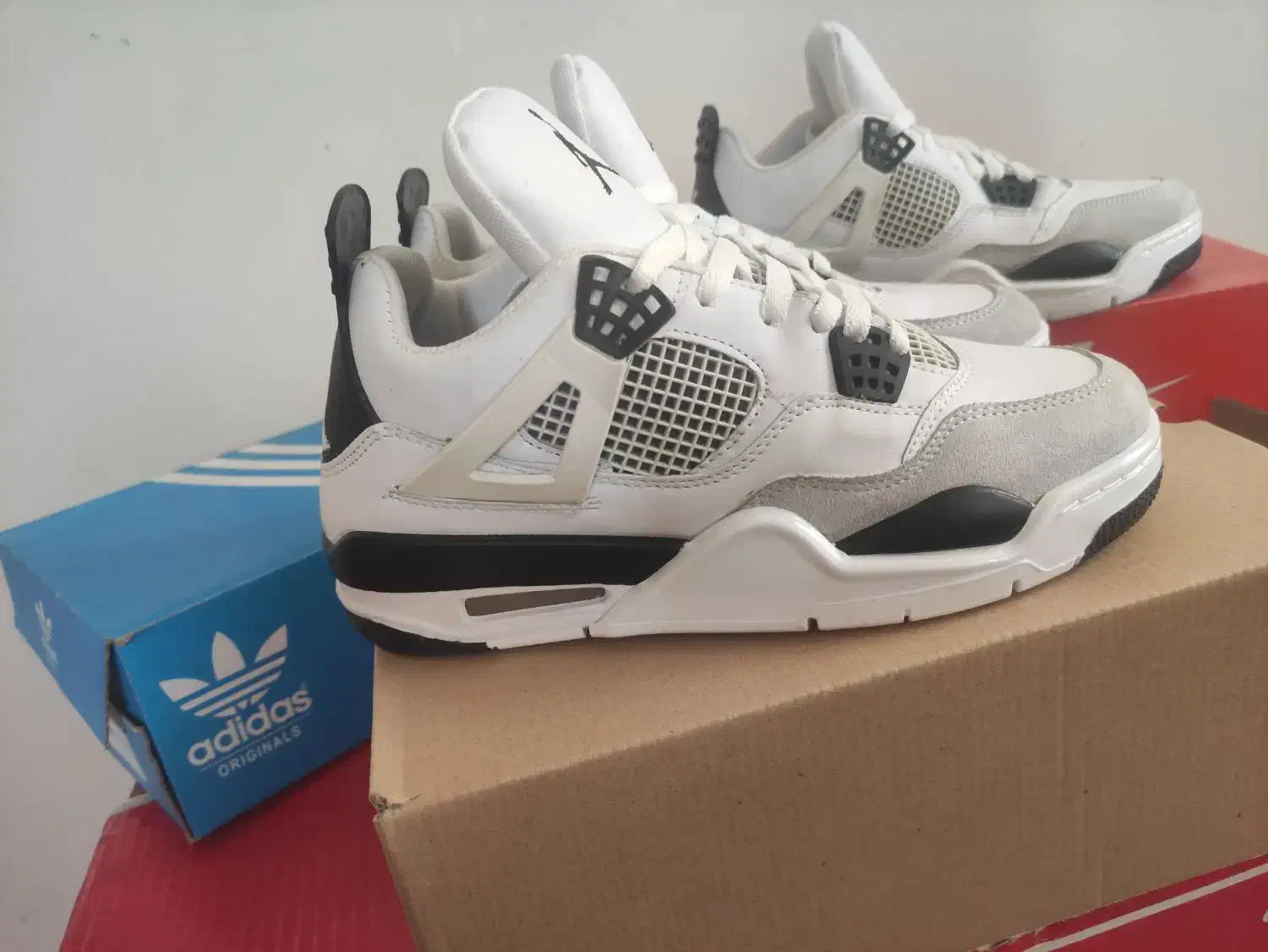 جردن 4|کیف، کفش، کمربند|هشتگرد, شهرک وحدت|دیوار