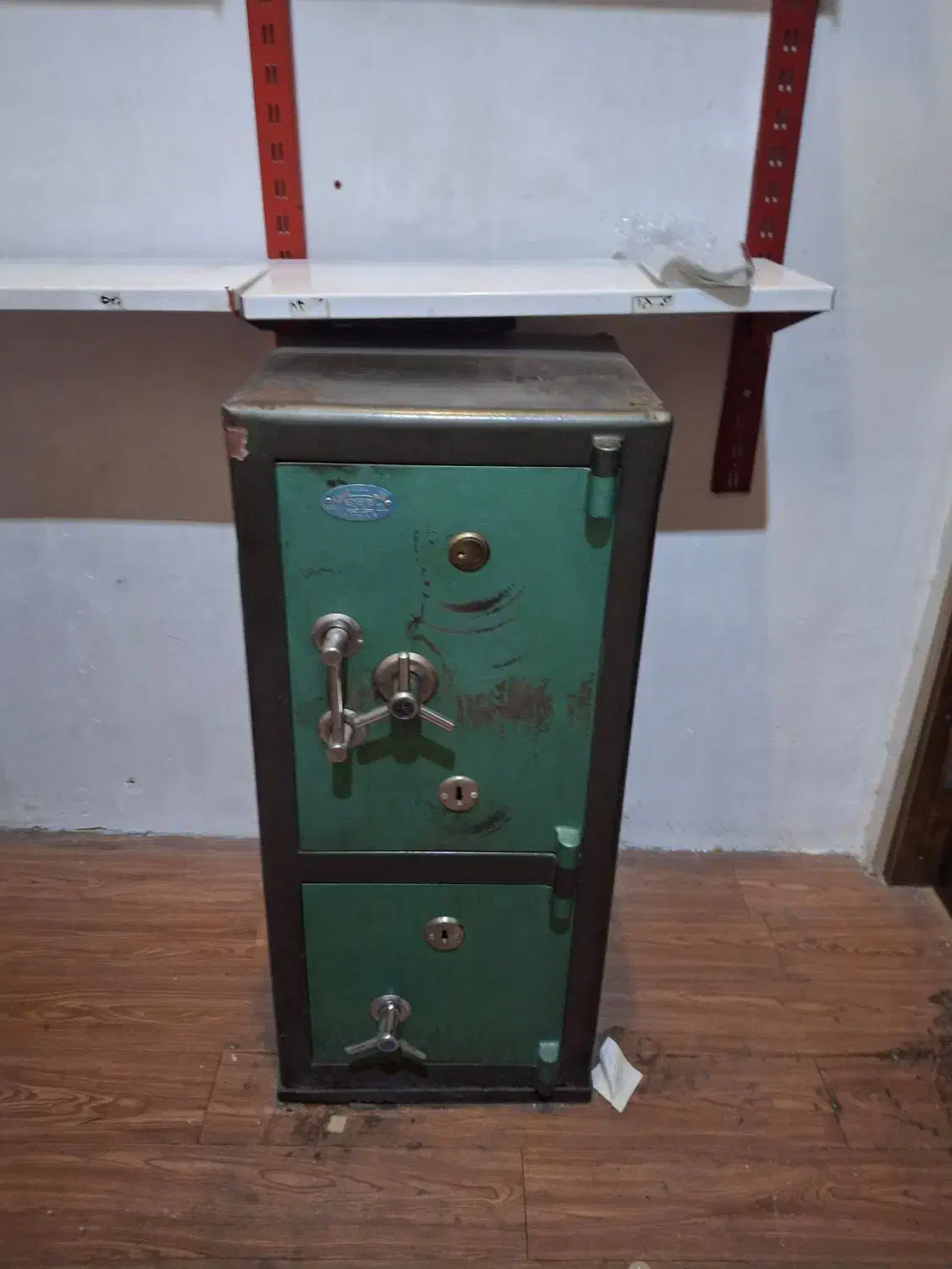 تعدادی ویترین ای دی اف با یه گاو صندوق 2 طبقه|بوفه، ویترین، کنسول|فردیس, نسترن غربی|دیوار