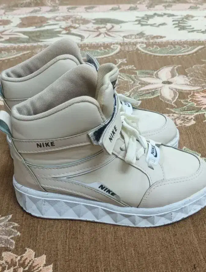 کتونی ساق دار دخترونه|کیف، کفش، کمربند|ابهر, |دیوار