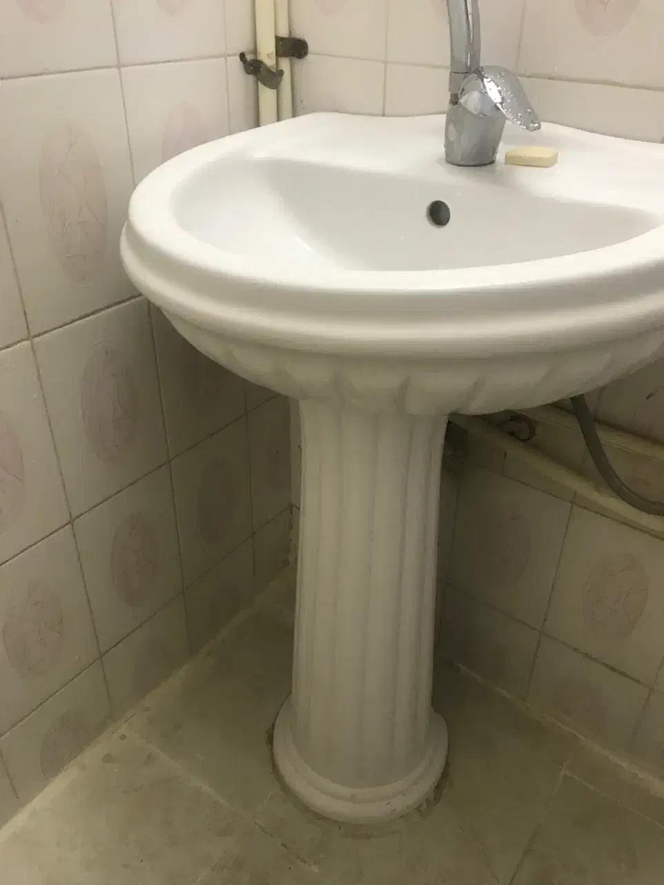 روشویی و پنجره آهنی|لوازم سرویس بهداشتی|تهران, چهارصد دستگاه|دیوار