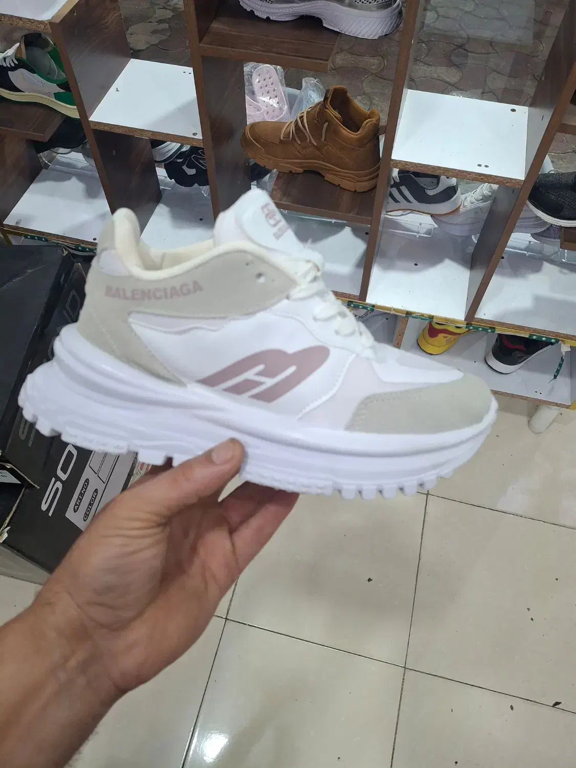 کتانی های زنانه از۵۵۰تا ۹۵۰|کیف، کفش، کمربند|تالش, هشتپر|دیوار