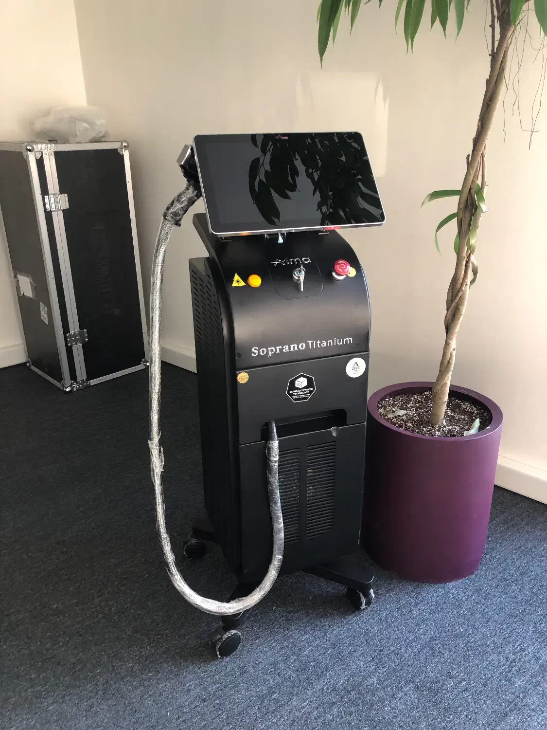 دستگاه لیزر موهای زائد تیتانیوم ۲۰۲۵|آرایشی، بهداشتی، درمانی|رشت, چله خانه|دیوار