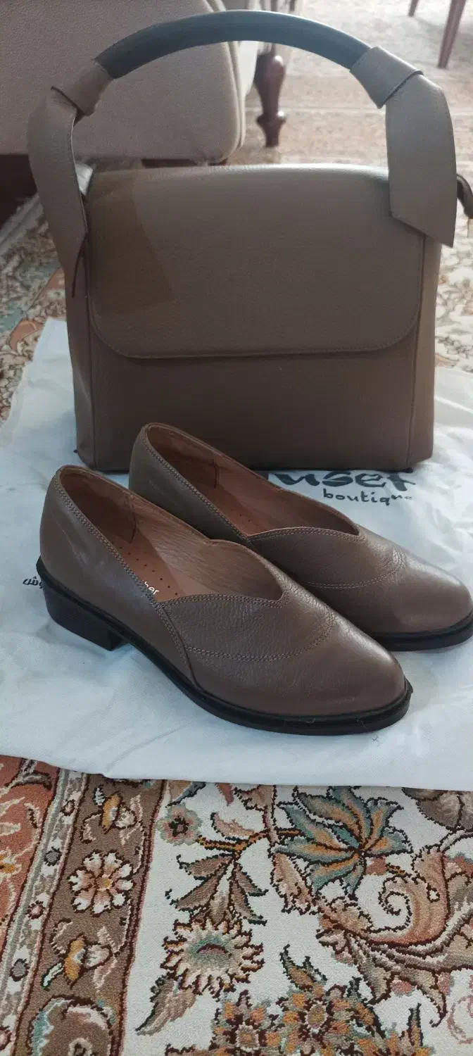 کیف و کفش چرم .|کیف، کفش، کمربند|قم, نیروگاه|دیوار