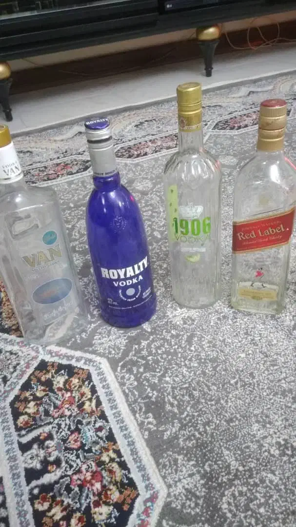 شیشه تزینی ۱۴ عدد دونه ای ۱۵۰ تومن|صنایع دستی و سایر لوازم تزئینی|تهران, جوادیه|دیوار