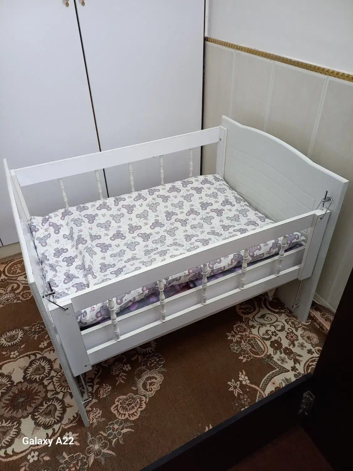 تخت نوزاد|تخت و صندلی بچه|قم, باغ کرباسی|دیوار