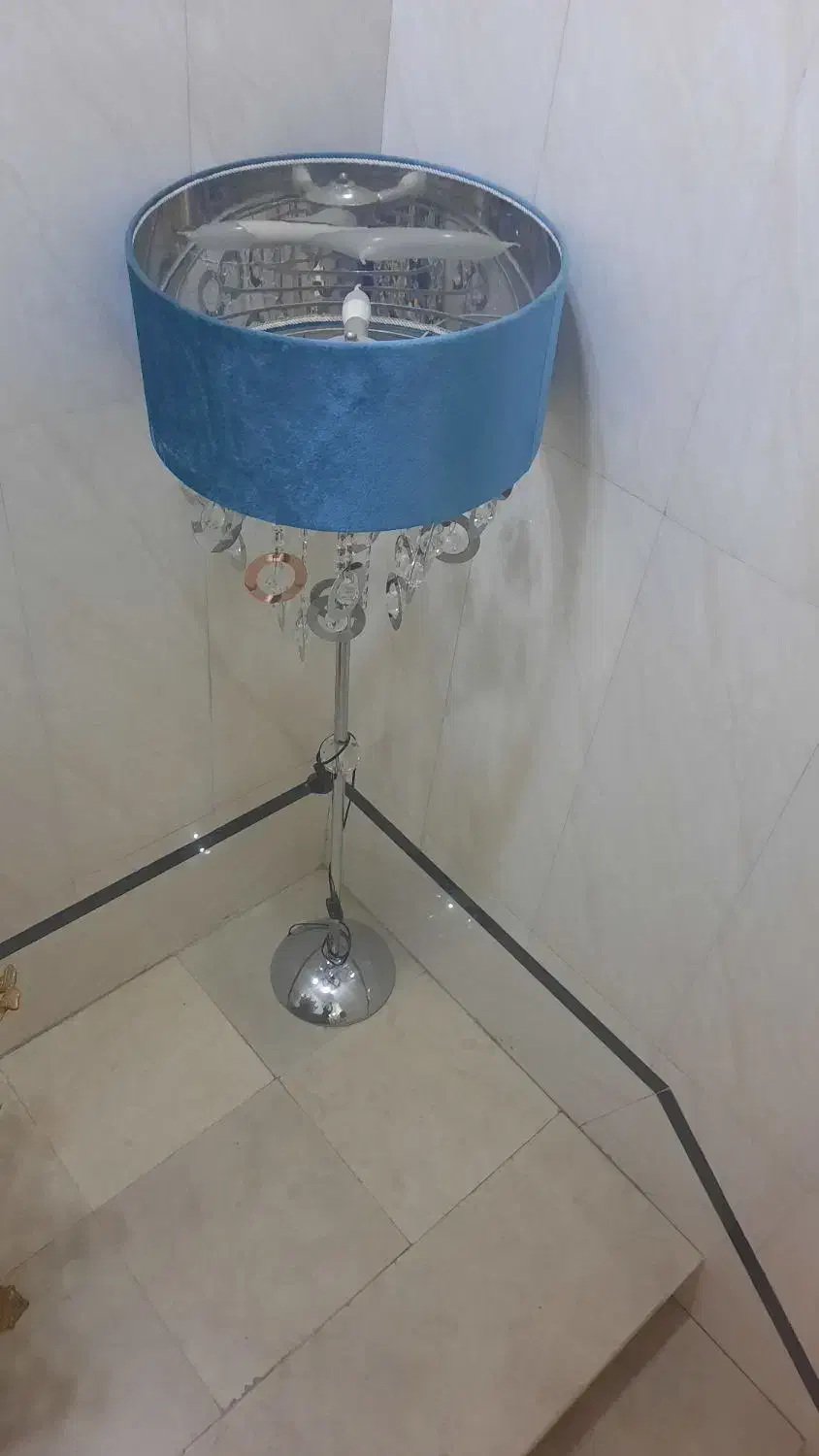 آباژور ایستاده کنار سالنی|چراغ خواب و آباژور|ری, صفاییه (چشمه علی)|دیوار