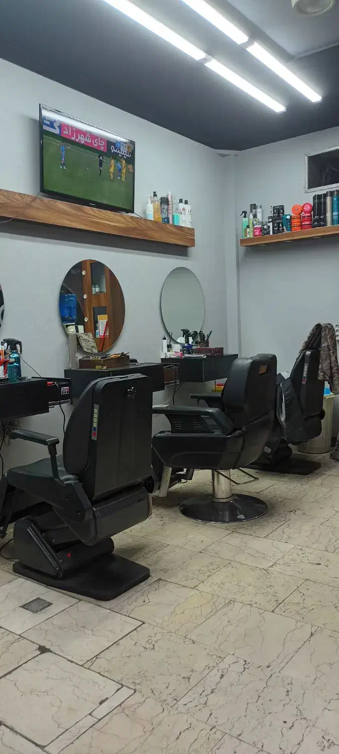 به ۲ آرایشگر و ۱ وردست متعهد به کار نیازمندیم|استخدام درمانی، زیبایی، بهداشتی|تهران, مجیدیه|دیوار