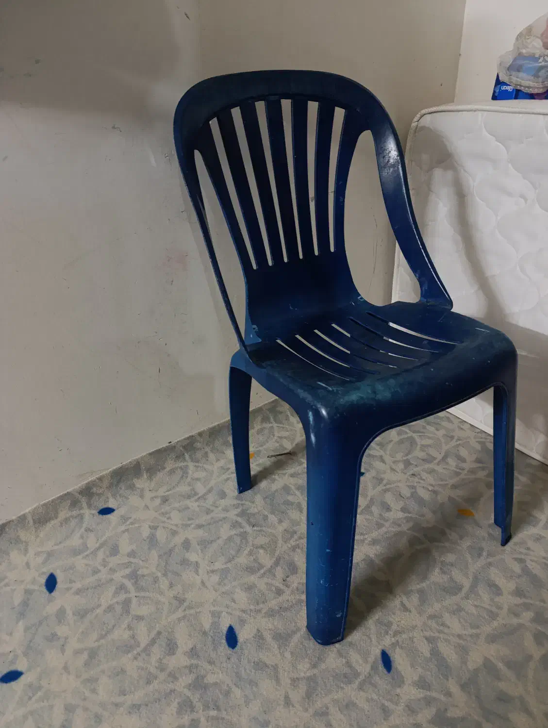 ۴ عدد صندلی پلاستیکی محکم|میز و صندلی غذاخوری|لاهیجان, کوی خزر|دیوار