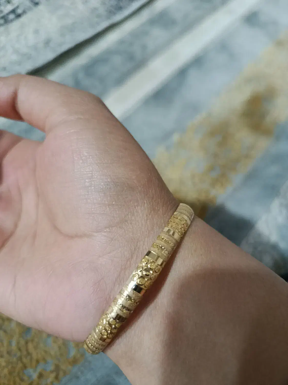 یک لنگه النگو.|جواهرات|شیراز, کوشک میدان|دیوار