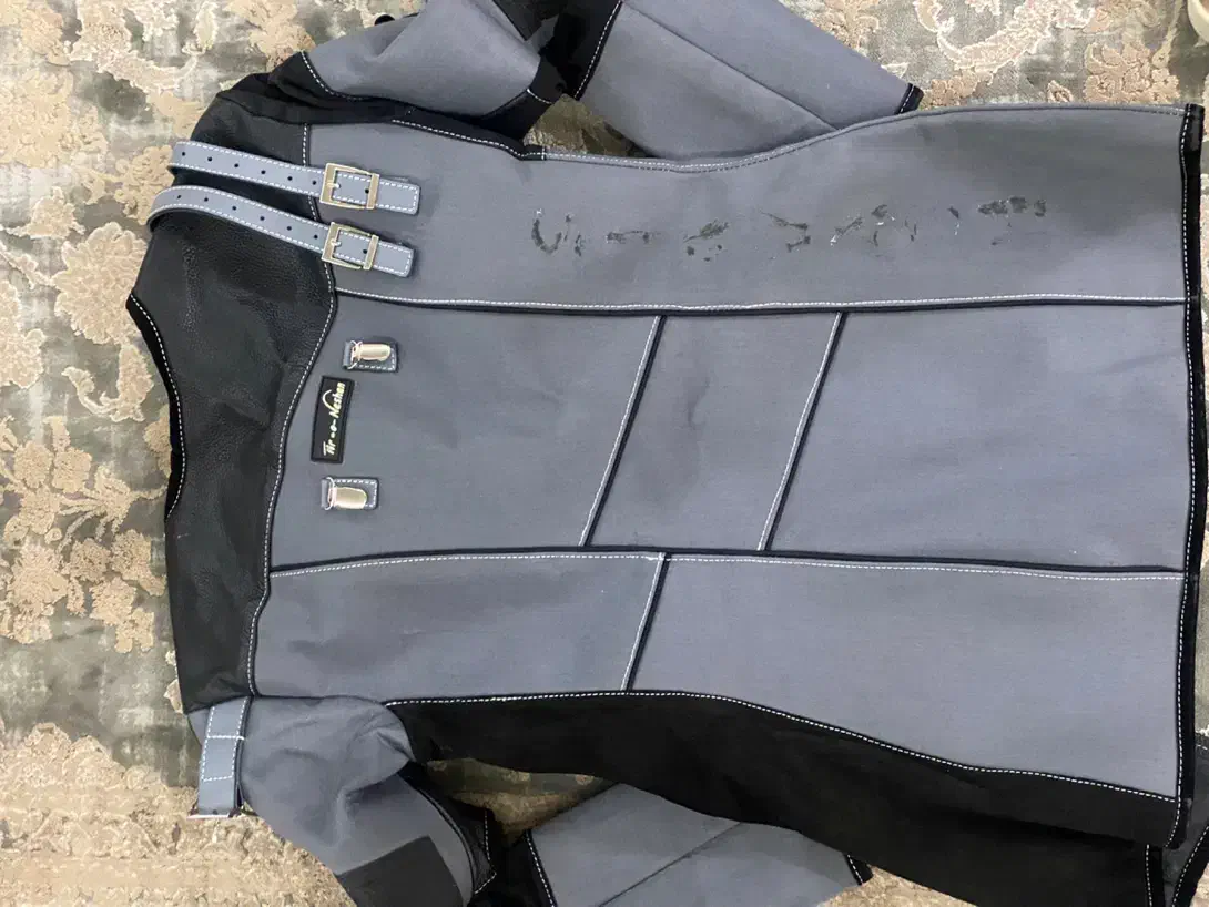 لباس تیراندازی|لباس|فردیس, نگارستان|دیوار