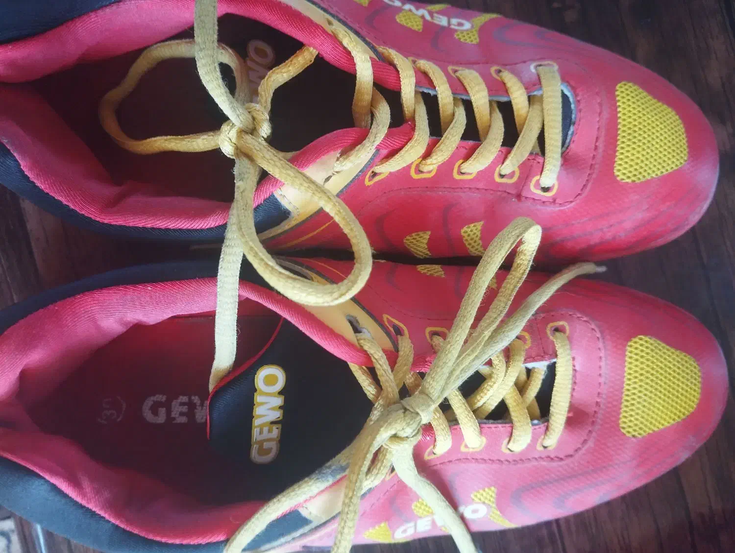 کفش سالن|کیف، کفش، کمربند|شیراز, فرودگاه شهید دستغیب شیراز|دیوار