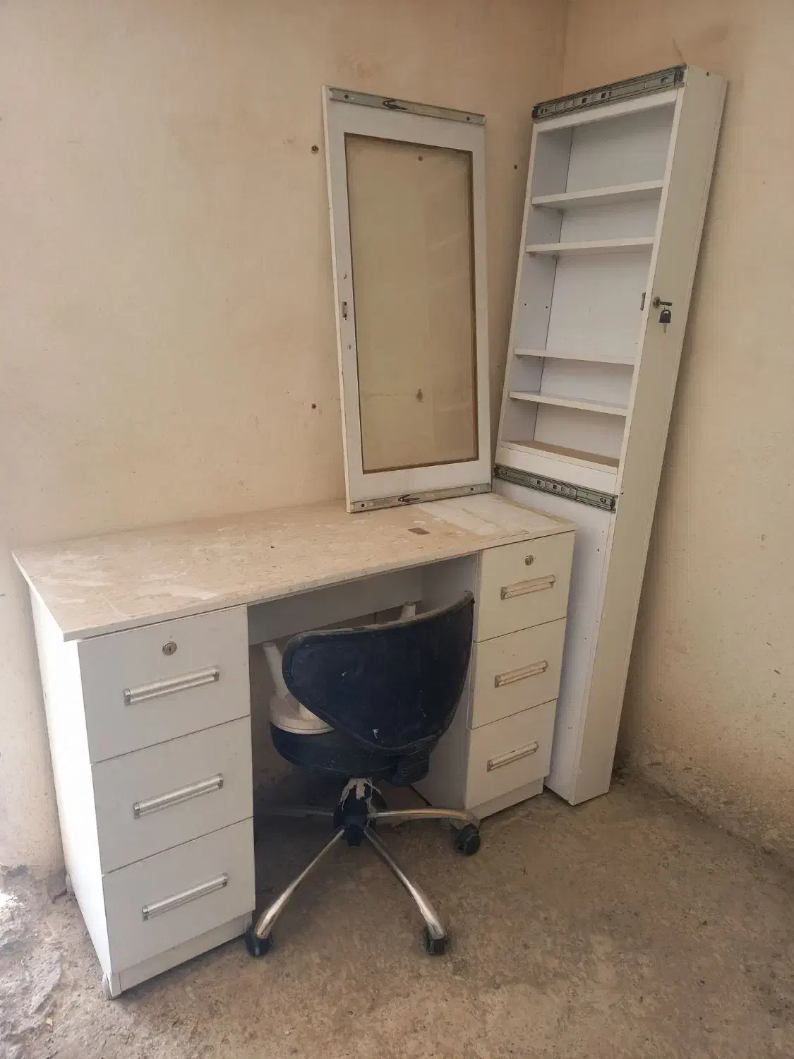 میز مانیکور کاشت ناخون|آرایشگاه و سالنهای زیبایی|دهق, |دیوار