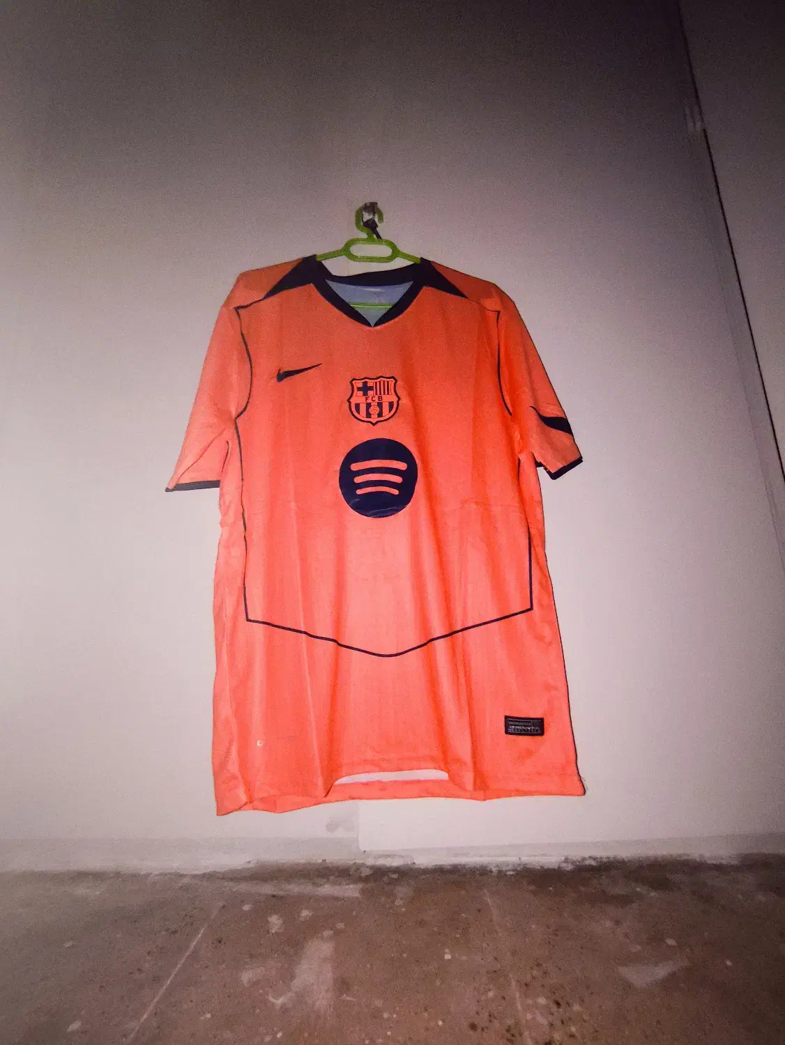 کیت بارسلونا بزرگسال|لباس|ری, سرتخت|دیوار