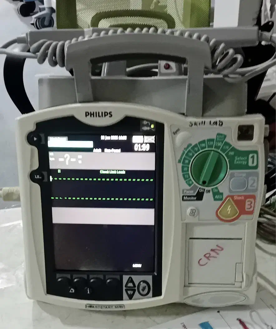 فروش الکتروشوک و دیفیبریلاتور بیمارستانی|پزشکی|تهران, فلسطین (میدان انقلاب)|دیوار