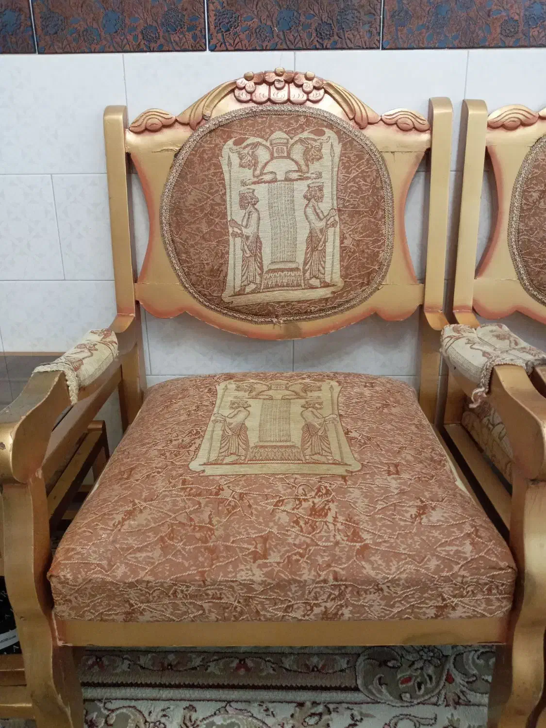 مبل سلطنتی|مبلمان خانگی و میز عسلی|میانه, |دیوار