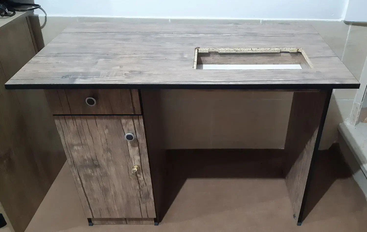 میز چرخ خیاطی|چرخ خیاطی و ریسندگی|جهرم, |دیوار