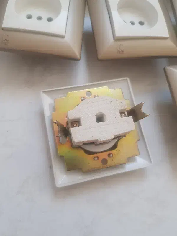 پریز توکار پارت طلایی|مصالح و تجهیزات ساختمان|سبزوار, شهرک اندیشه|دیوار