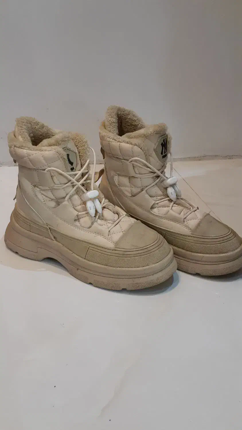 پوتین|کیف، کفش، کمربند|تالش, هشتپر|دیوار