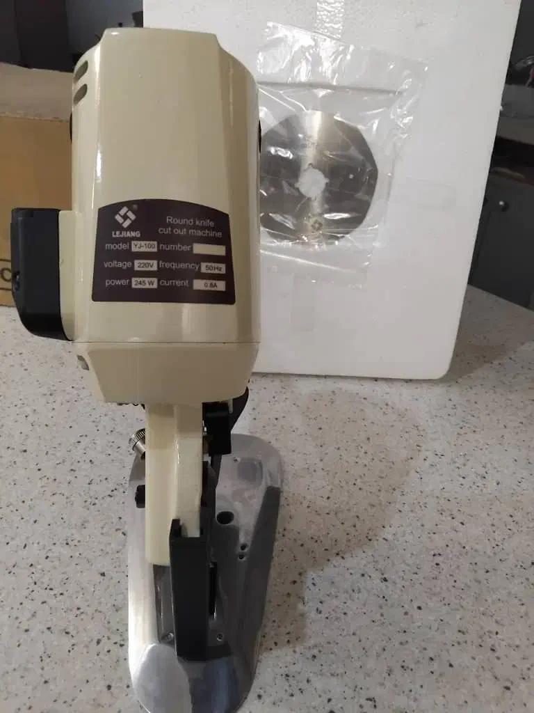 چرخ خیاطی ۵نخ صنعتی و قیچی برش۸ پر|چرخ خیاطی و ریسندگی|رشت, پاستوریزه|دیوار