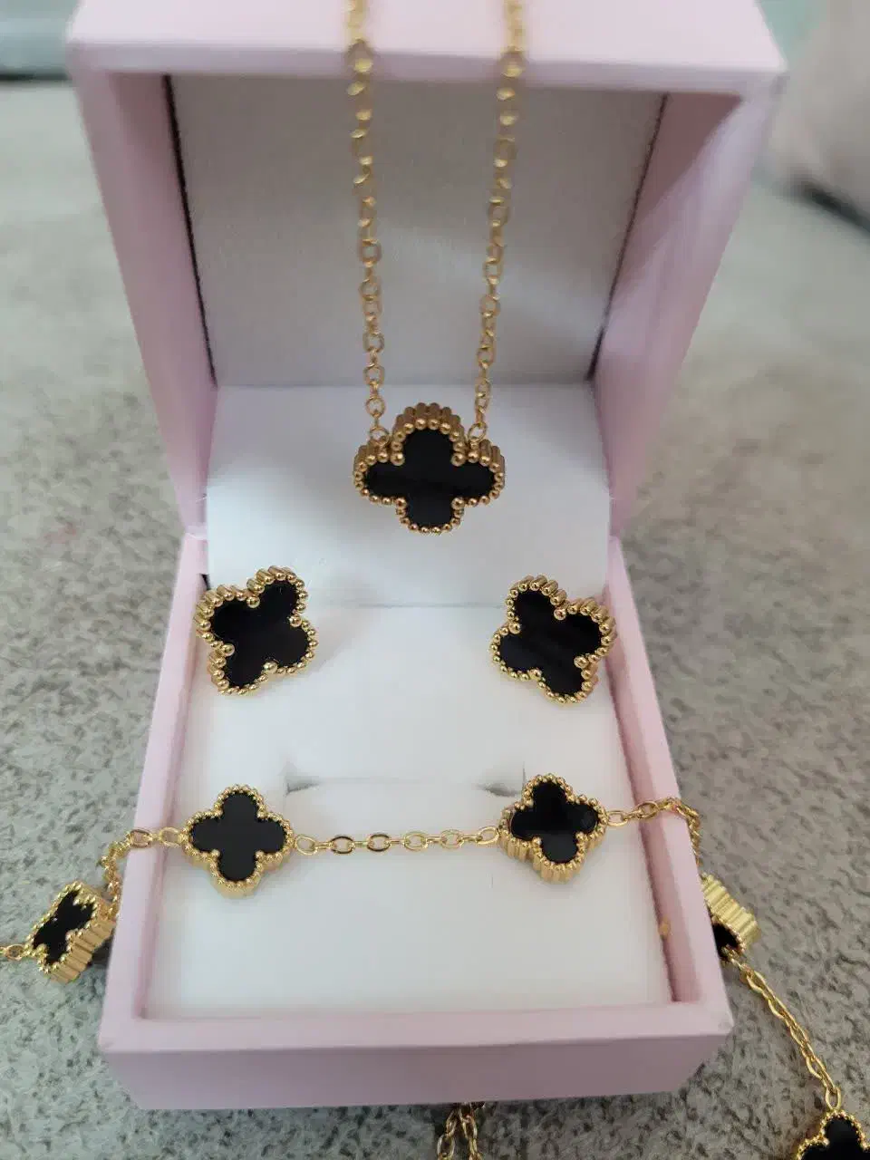 نیم ست ونکلیف|جواهرات|ری, علایین|دیوار