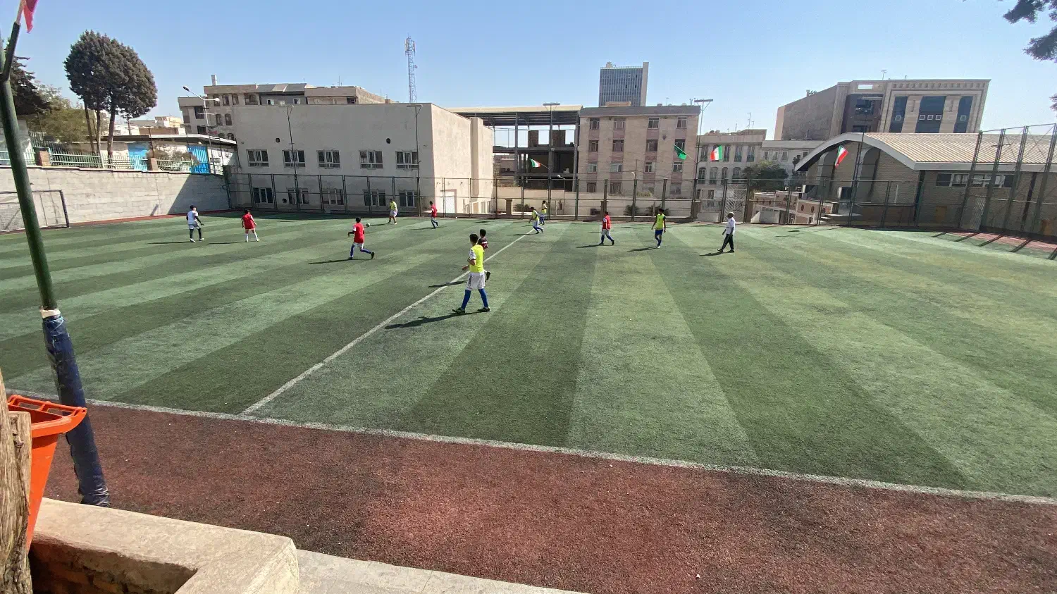 جمعه های فوتبالی در عظیمیه.(چمن هنرستان بهشتی).|ورزش‌های توپی|کرج, عظیمیه|دیوار