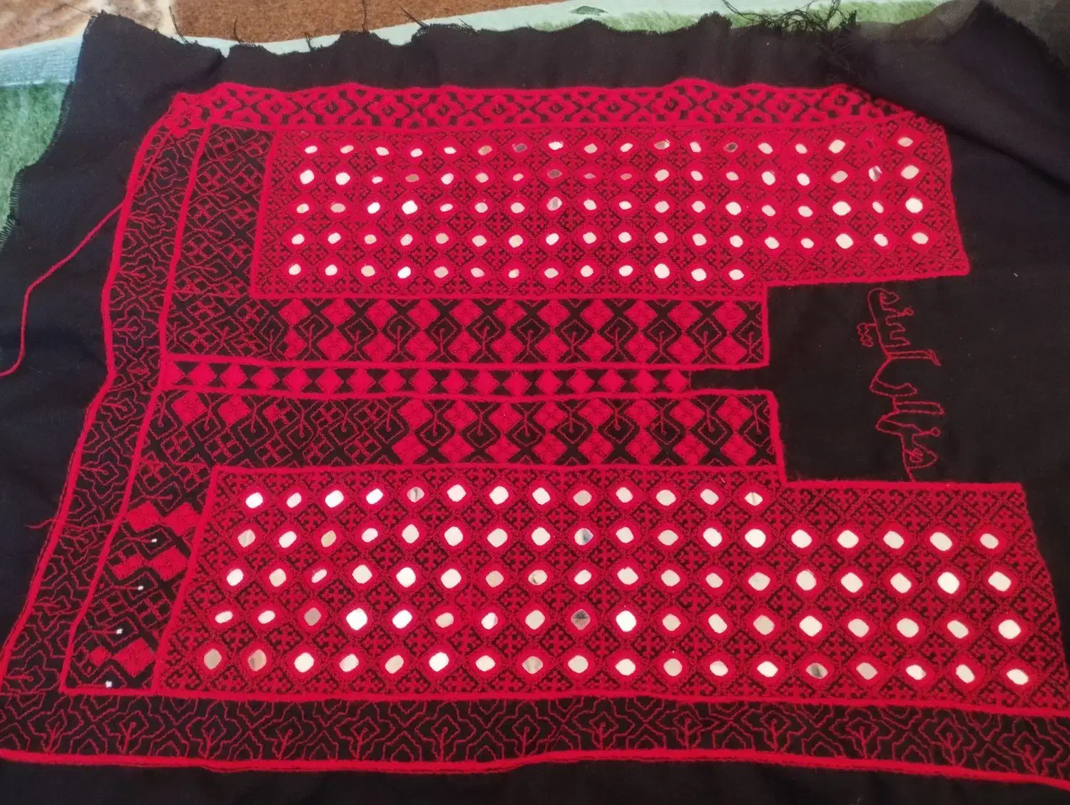 خیاط و دوچگر زی استین دستی چرخی موسوم دوزی، اینه|لباس|زاهدان, |دیوار