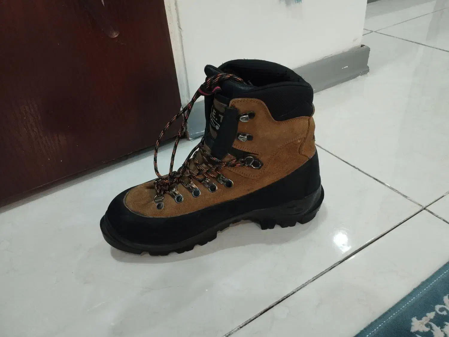 کفش کوهنوردی و یخنوردی|کوهنوردی و کمپینگ|اندیشه, اندیشه فاز ۱|دیوار