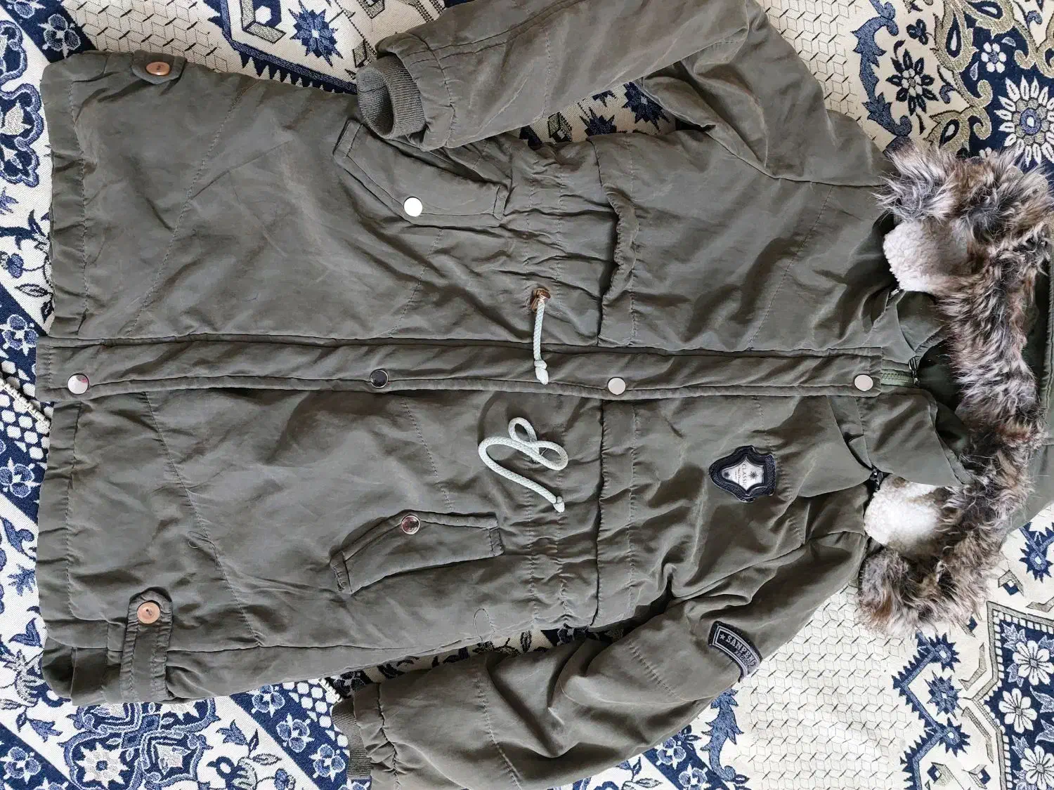 کاپشن یا پالتو|لباس|خوی, |دیوار