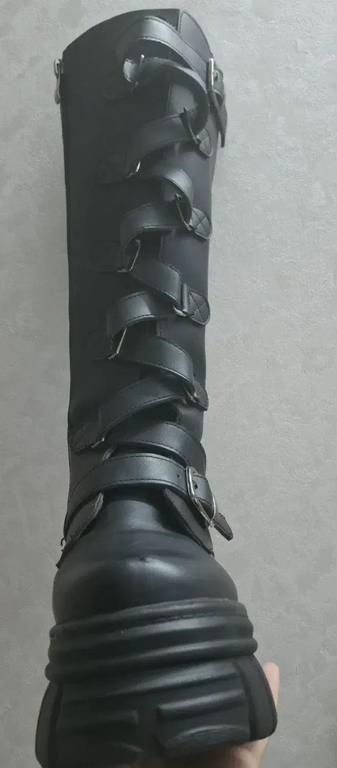 بوت بلند|کیف، کفش، کمربند|بومهن, |دیوار